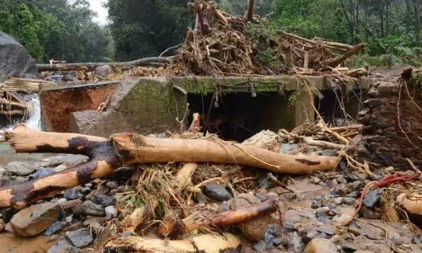 നാനൂറോളം കുടുംബങ്ങൾ ഒറ്റപ്പെട്ടതായാണ് വിവരം.